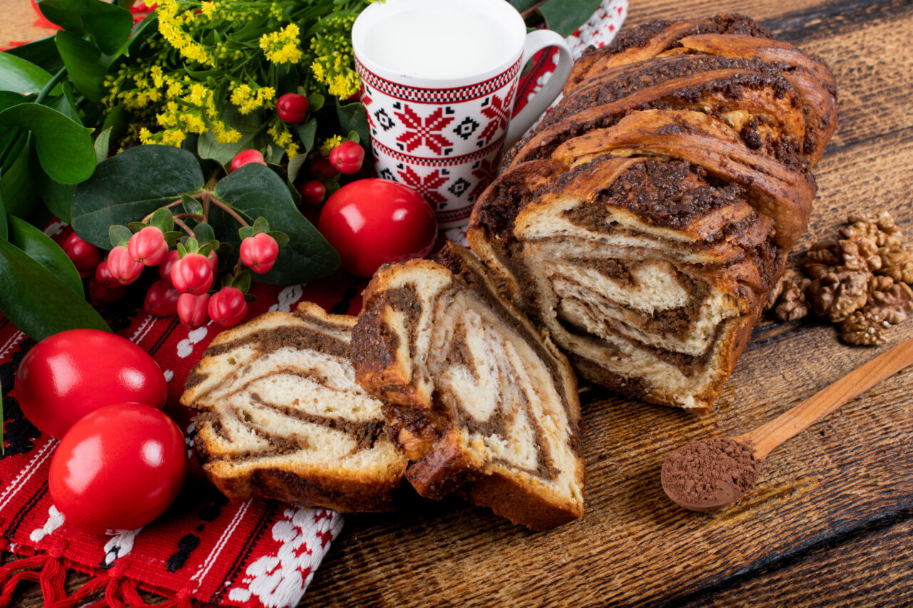 Cozonac pufos fără frământare. Paștele poate începe fără stres în bucătărie