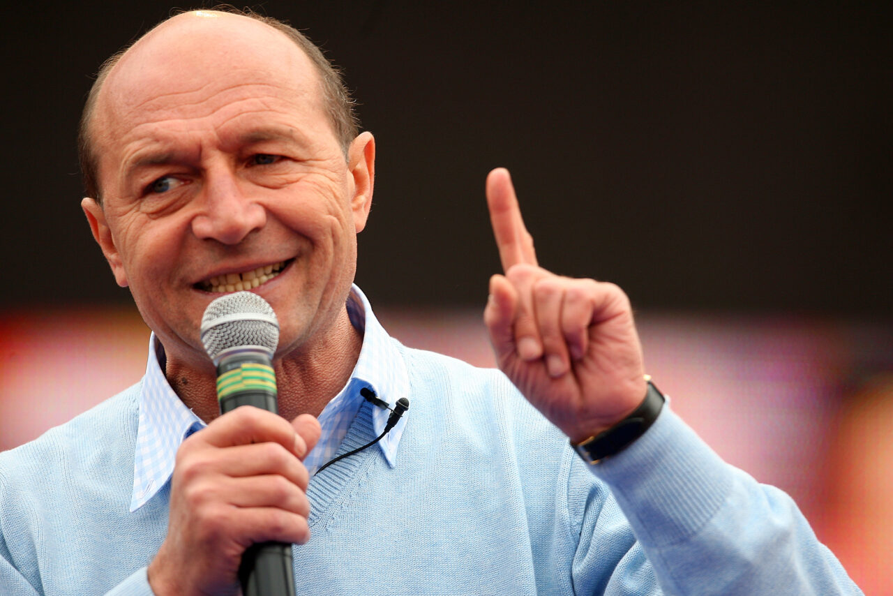 Traian Băsescu vrea introducerea serviciului militar OBLIGATORIU: „Tinerele generații să învețe să țină o pușcă în mână”