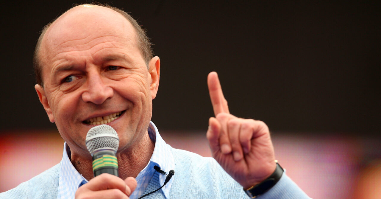 Traian Băsescu îi recomandă lui Bolojan un...                    </div>
		<p style=
