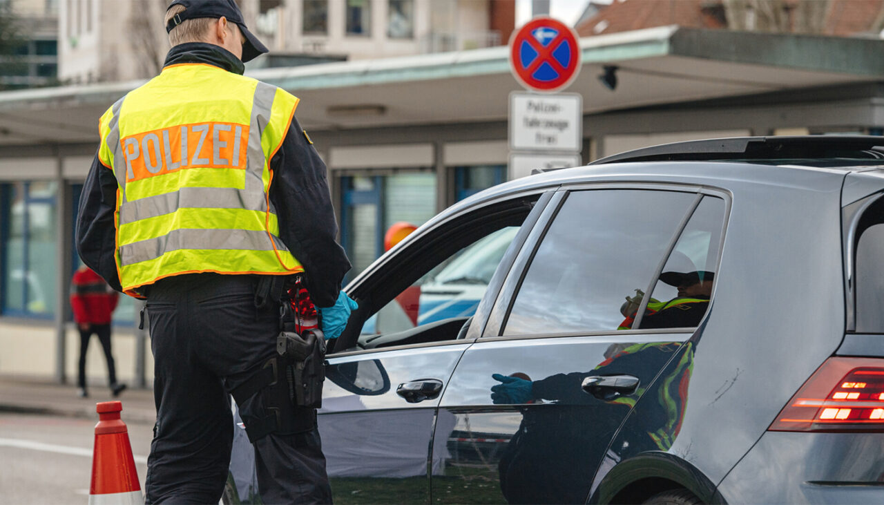 Un șofer trebuia să ducă o geantă plină din România în Norvegia, dar i-au confiscat-o vameșii germani. Ce conținea, de fapt, bagajul