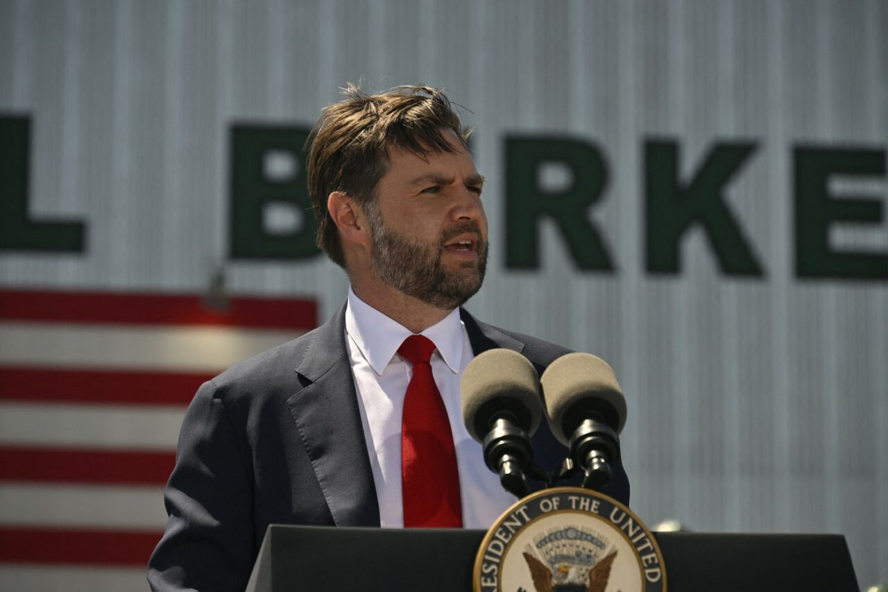 Podpredsednika ZDA, JD Vancea, so izžvižgali v Washingtonu med srečanjem z vojaki Nacionalne garde