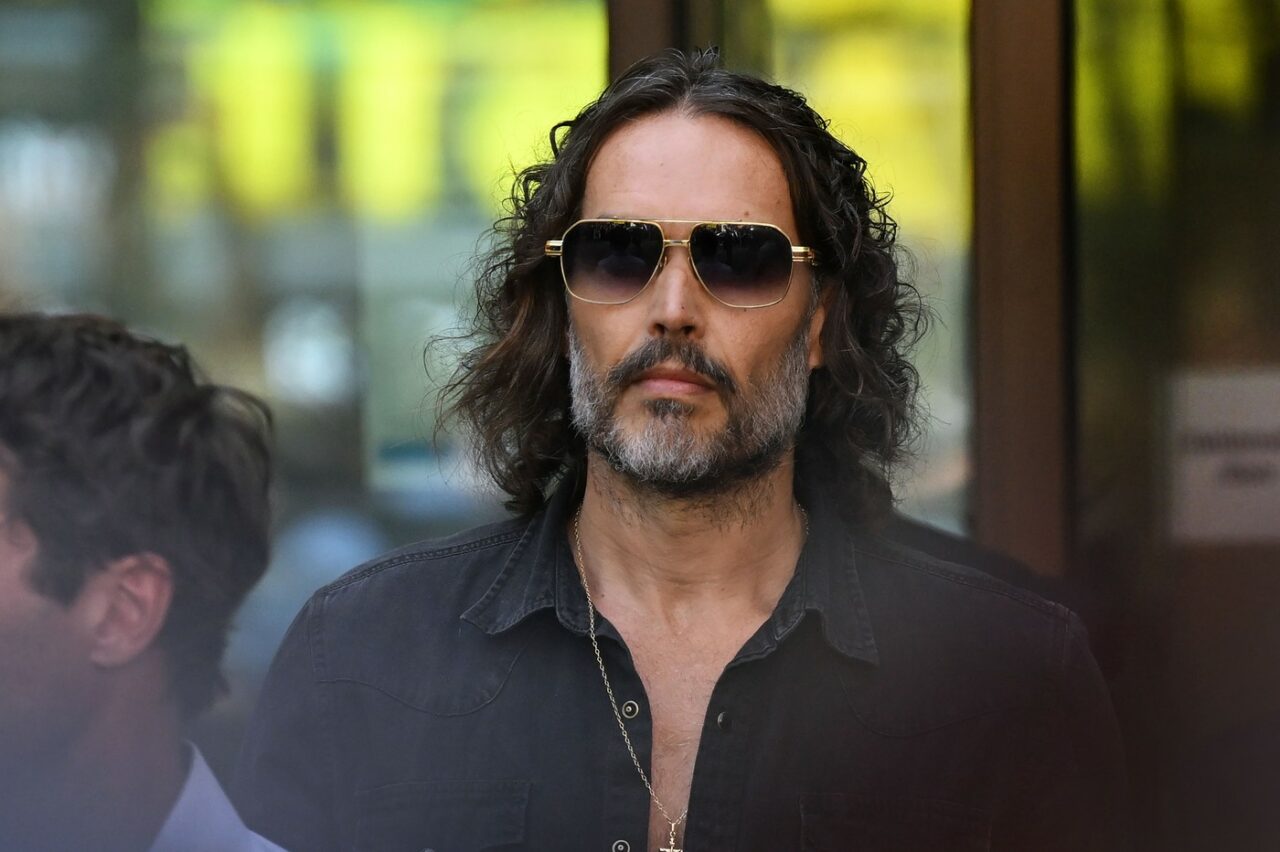 O instanță engleză l-a acuzat pe actorul Russell Brand de încă două infracțiuni sexuale