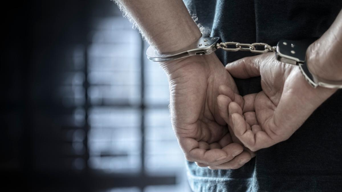 Profesor din Dolj, REȚINUT pentru că ar fi întreținut relații sexuale cu o elevă