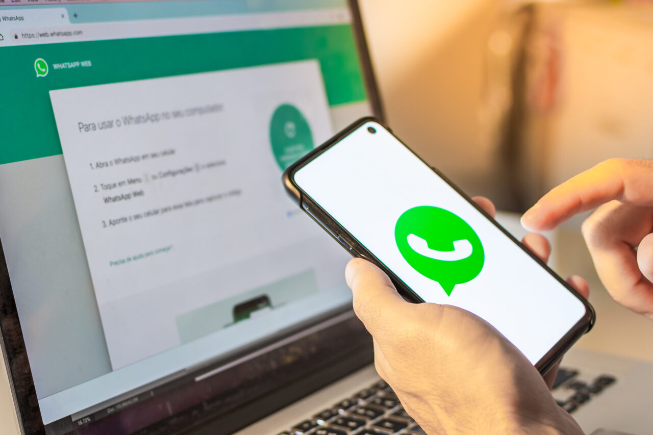 O nouă metodă de FRAUDĂ pe WhatsApp. Victimele primesc mesaje precum „trimite repede” sau „nu spune la nimeni”