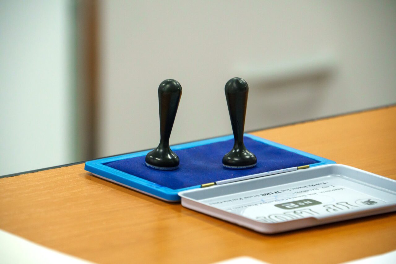 Alegeri cu tărăboi la Buzău, unde candidează Marcel Ciolacu. Cum explică AUR că un membru al secției de votare a lovit cu mașina un jurnalist