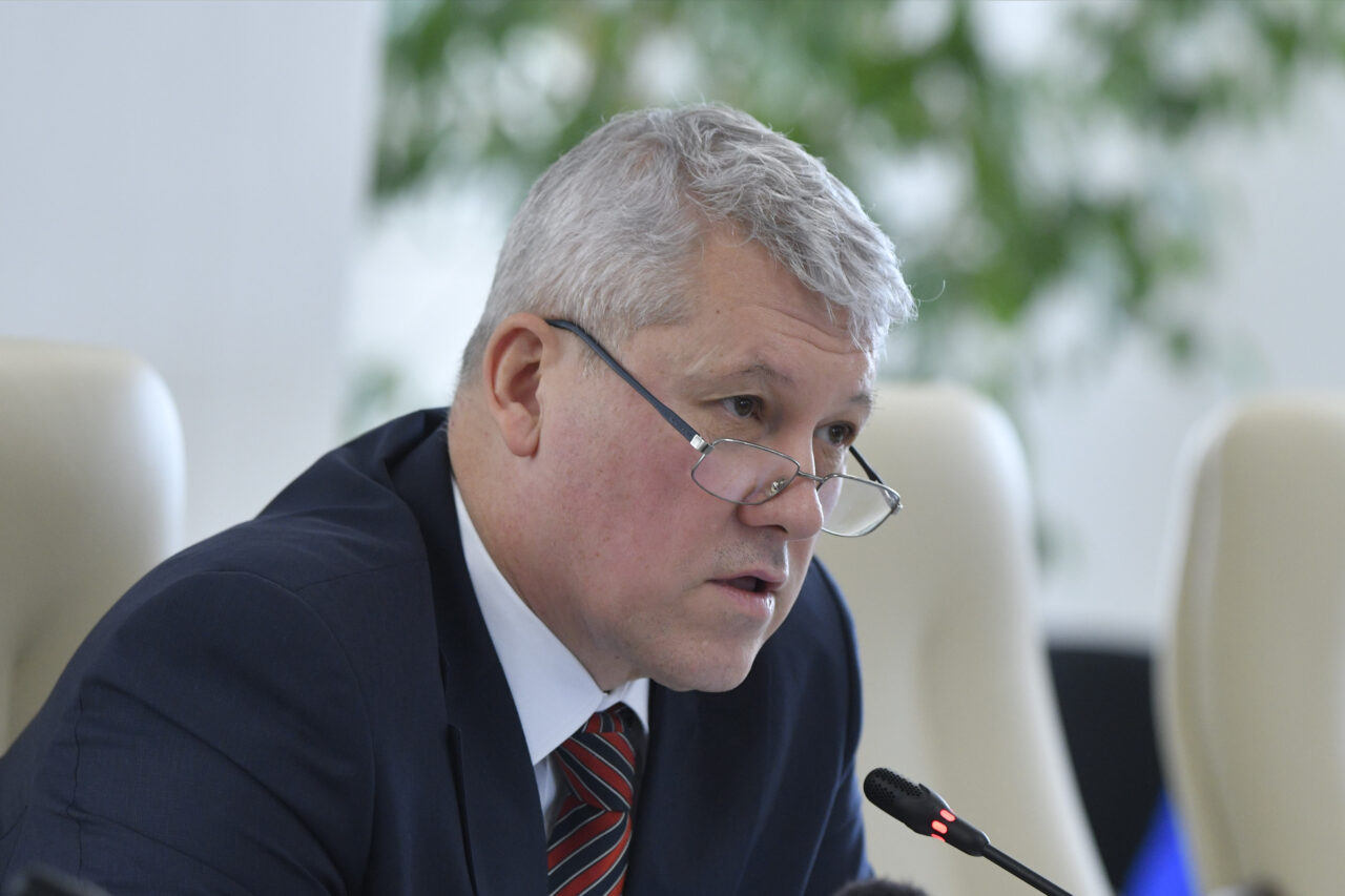 „Minunea” Cătălin Predoiu: cum a supraviețuit sub 7 premieri diferiți. Liberalii dau din casă după căderea Guvernului Bolojan