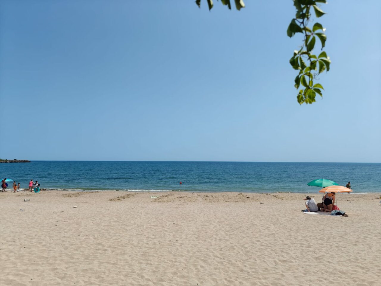 Stațiunea de la Marea Neagră unde „AURUL NEGRU” vindecă mii de turiști veniți din toată țara. Ce obiective poți vizita aici