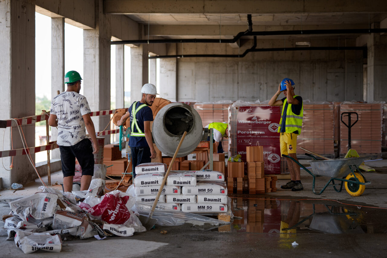 Locuri de muncă pentru tinerii fără studii superioare. Ce caută  angajatorii