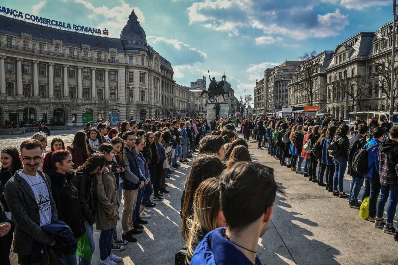 Studenții ies în stradă luni împotriva măsurilor de AUSTERITATE din Educație. Mii de tineri și-au anunțat prezența la proteste
