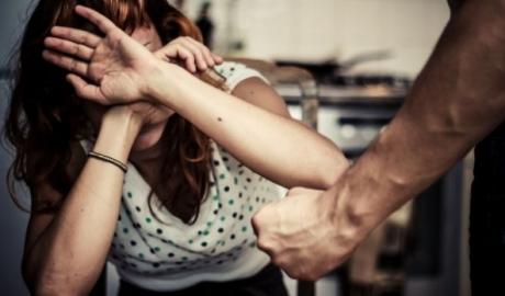 Un apel venit de la sute de kilometri a salvat o femeie din Craiova bătută de soţ