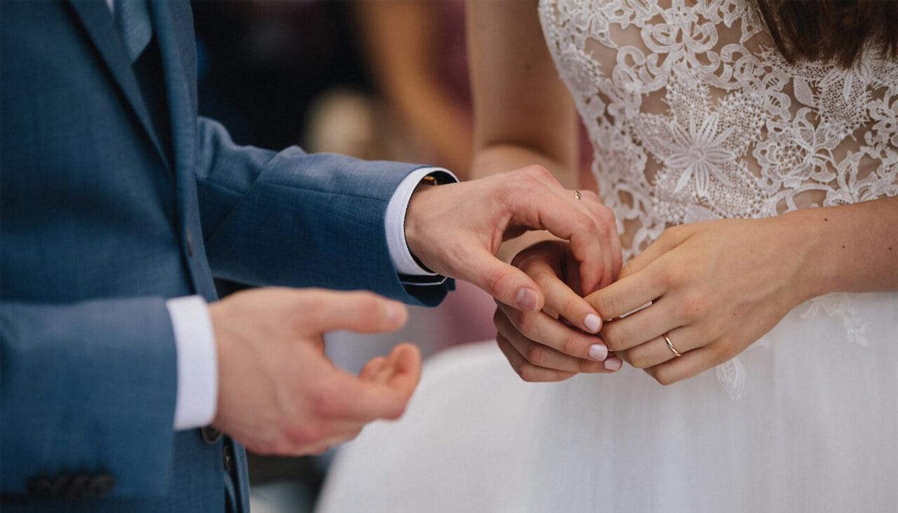 Scene de coșmar la o NUNTĂ din Râmnicu Vâlcea. Un bărbat a tras cu arma în mașina miresei