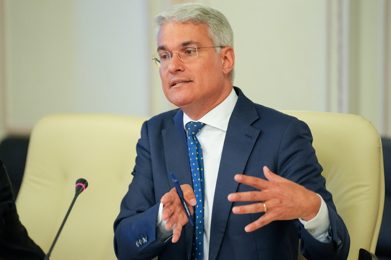 Ministrul Dragoş Pîslaru sesizează Parchetul European pentru achiziţiile la suprapreț de microbuze electrice pentru elevi