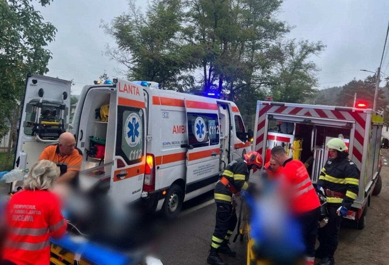 ACCIDENT grav cu șase victime la Cluj. O femeie a murit după ce ambulanța în care se afla s-a ciocnit violent cu un autoturism pe DN1