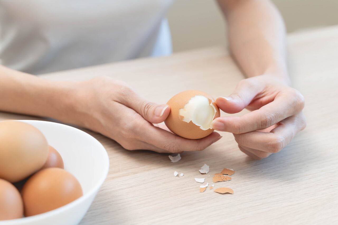 Motivul pentru care în unele magazine din România se găsesc tot mai puține OUĂ. Care sunt explicațiile fermierilor