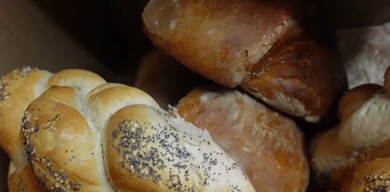 Este mai bine să congelezi pâinea înainte de a o mânca? Cum îți afectează organismul fără să observi