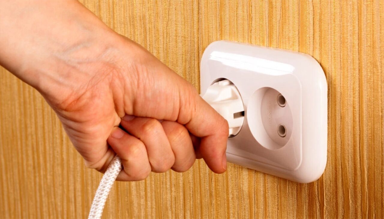 Ce amendă a primit o turistă care a scos din priză un aparat din camera de hotel: „Am blocat cardul”