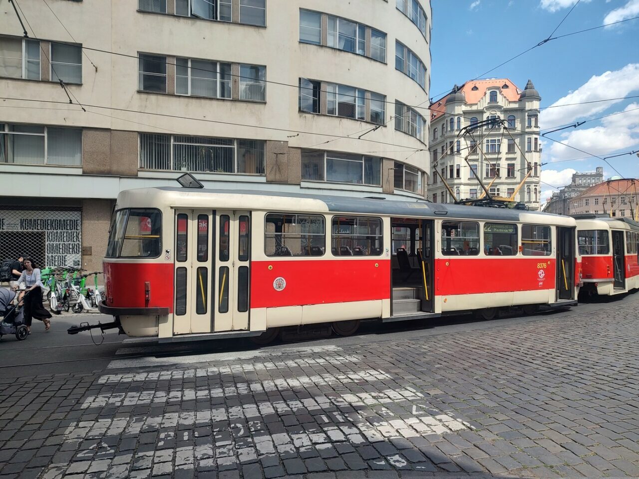 Elevi din Petroșani, loviți de un tramvai în Praga în timp ce încercau să facă poze în centrul capitalei Cehiei