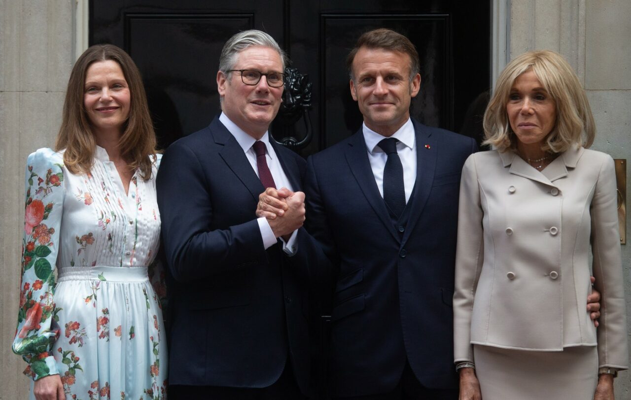 Starmer și Macron condamnă atacurile Iranului asupra Emiratelor și cer oprirea imediată a escaladării tensiunilor din Golf