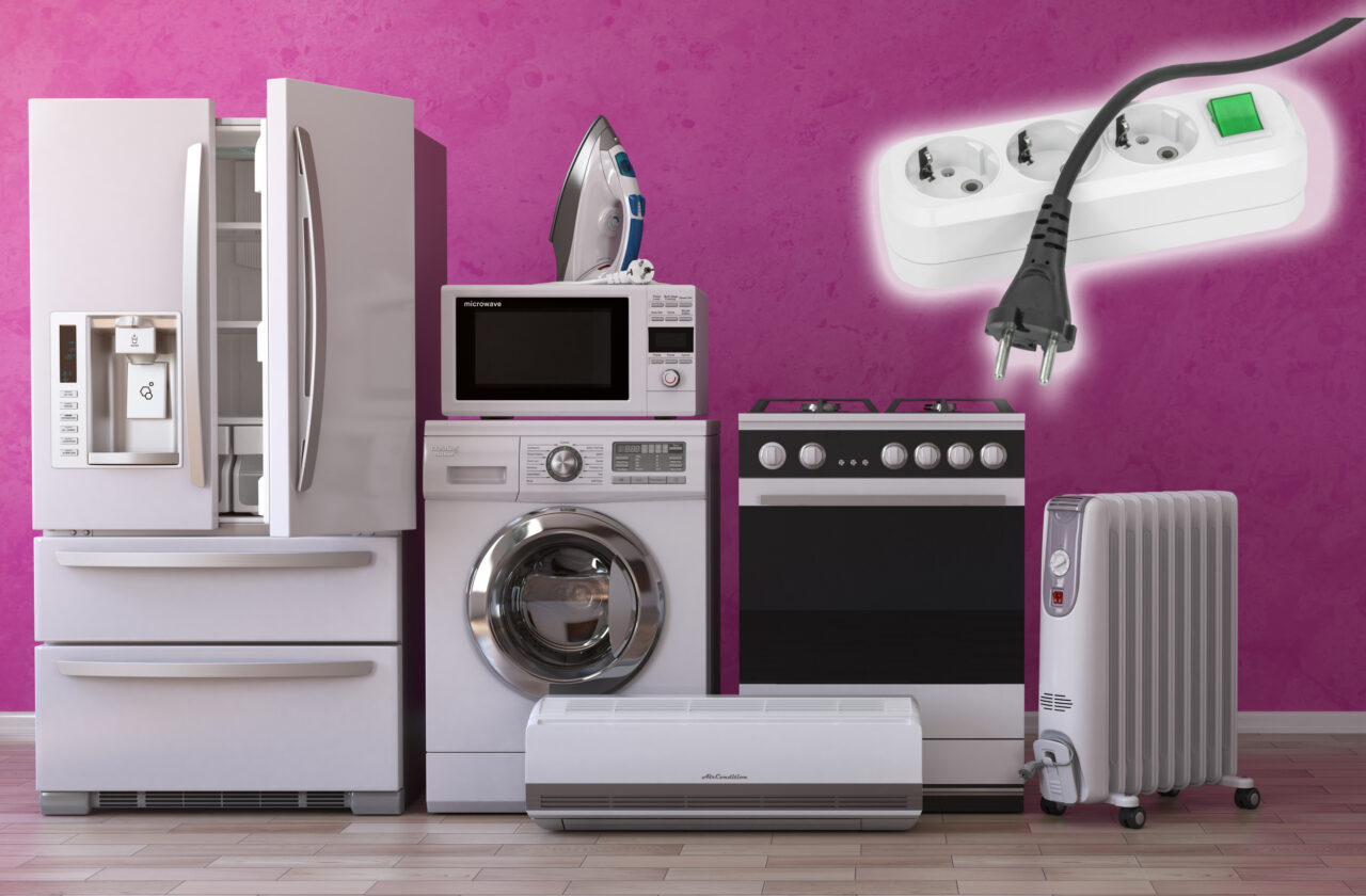 Tot mai mulți români sunt preocupați să-și REDUCĂ facturile la energie. Ce soluții au găsit 7 din 10 clienți