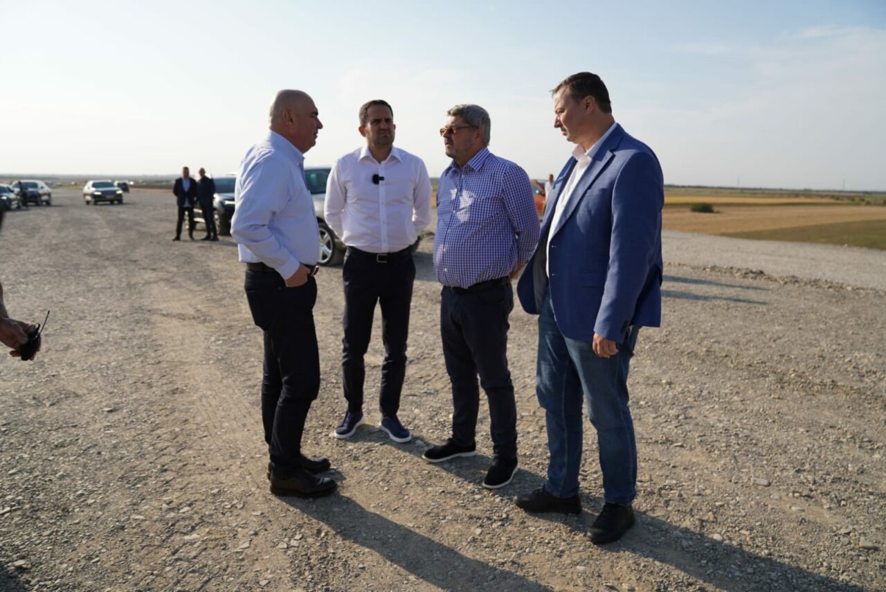 Ministrul Transporturilor și premierul Bolojan, în VIZITĂ pe șantierul Autostrăzii Moldovei (A7): Întreaga autostradă va fi finalizată în august 2026