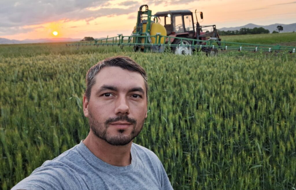 Povestea lui Gavril Roșu, care a dat biroul de la o mare corporație pentru munca în AGRICULTURĂ. „Am decis să-mi urmez pasiunea”