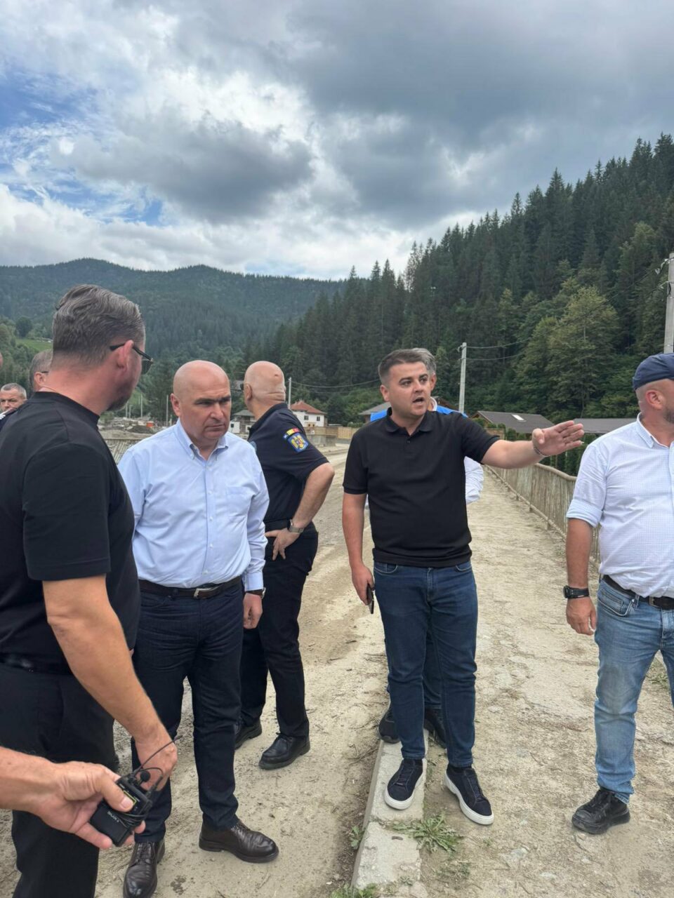 La o lună după inundațiile devastatoare de la Broșteni, premierul Ilie Bolojan și-a făcut timp să treacă prin zona calamitată