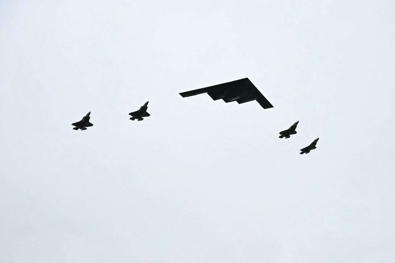 Un bombardier stealth B-2 Spirit care a bombardat instalațiile nucleare iraniene a „defilat” deasupra lui Putin și Trump
