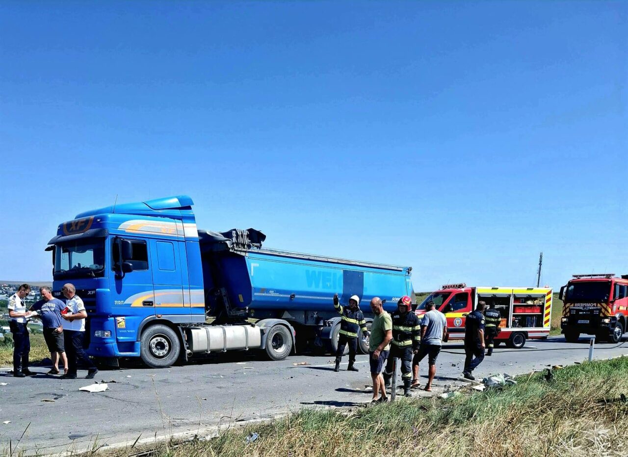 Accident teribil în Iași, în care a fost implicată o întreagă familie. Tatăl și-a pierdut viata, șoția și cele două fetițe sunt în stare critică