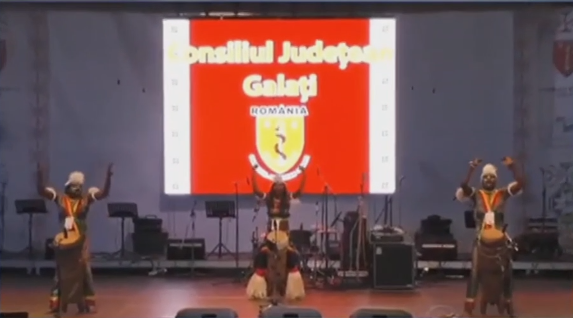 Organizatorii unui festival din Galați au anunțat polițiștii de la IMIGRĂRI după ce s-au trezit pe scenă cu doar 3 artiști din Congo, în loc de 13