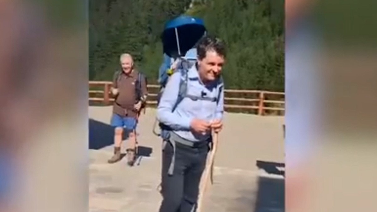 Nicușor Dan, în pelerinaj la Mănăstirea Arsenie Boca. Cum a fost primit Președintele României de starețul lăcașului de cult