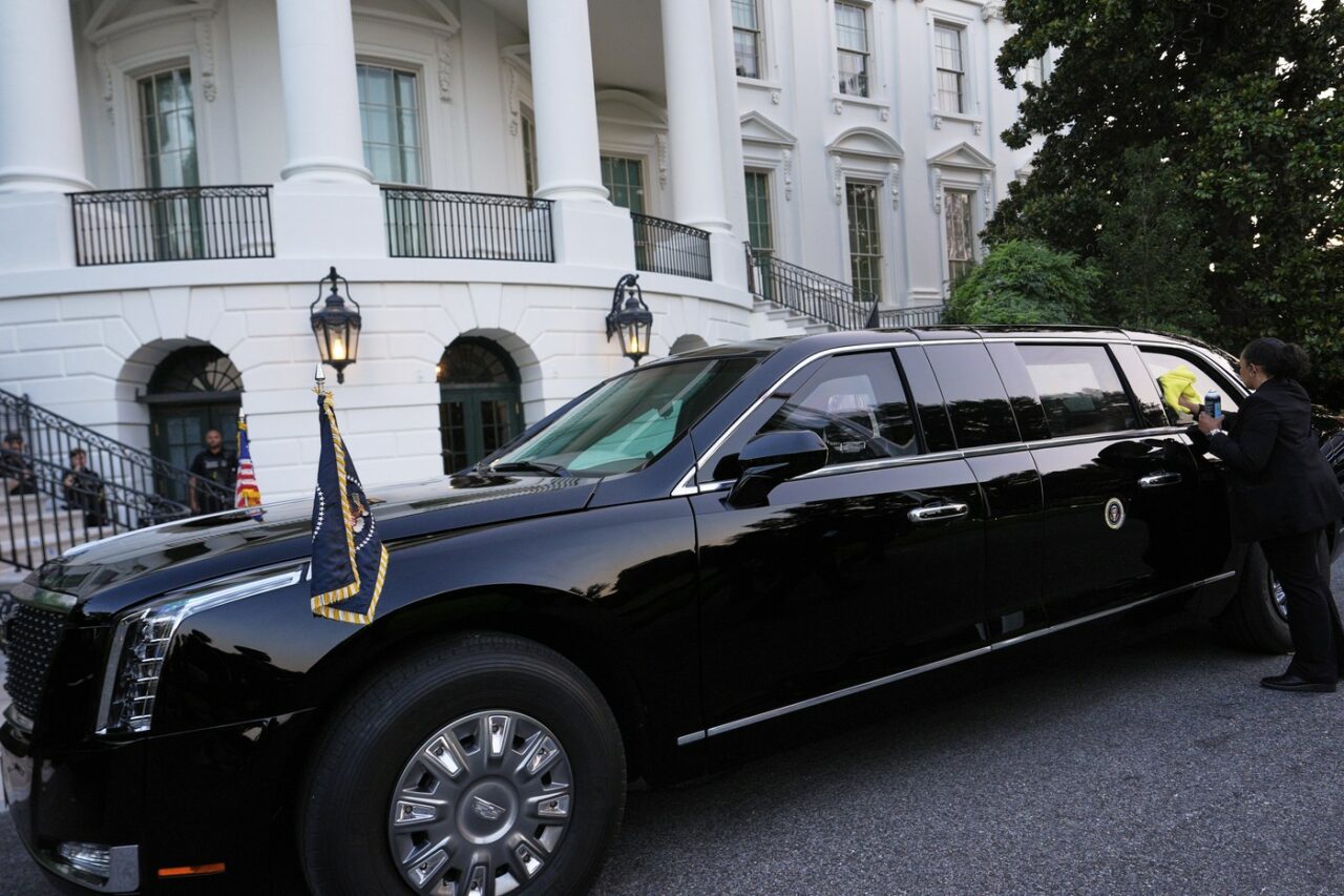 „Bestia”: Istoria din spatele limuzinei prezidențiale Cadillac în care s-au urcat Trump și Putin înainte de Summitul din Alaska