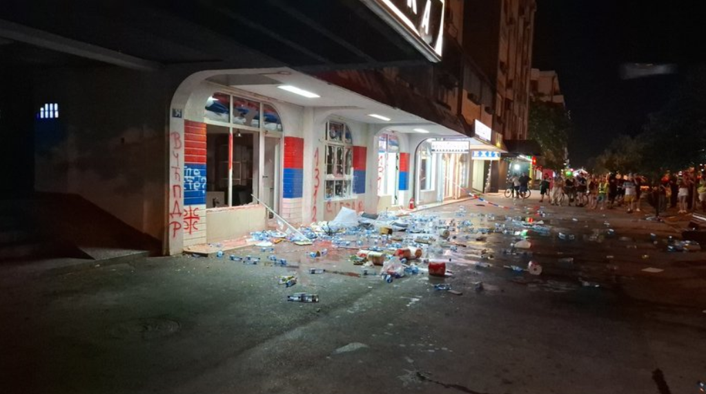 TENSIUNI majore în Serbia. Protestatarii anti-Vucic au devastat sediul partidului de guvernământ din Novi Sad: „S-a dus”
