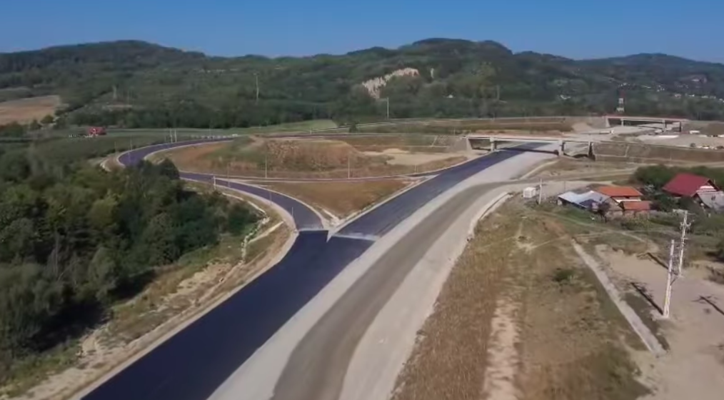În timp ce investițiile stagnează, Autostrada Pitești-Sibiu accelerează. Secțiunea 4 Tigveni – Curtea de Argeș intră în ultima etapă, spune ministrul Transporturilor. Când va fi gata