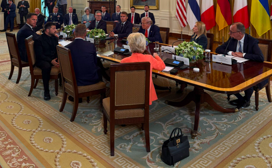 Șefa Comisiei Europene și-a lăsat pe covorul din Biroul Oval POȘETA de mii de euro. Sorina Matei: Pe austeritate. Cum îi place lui Bolojan