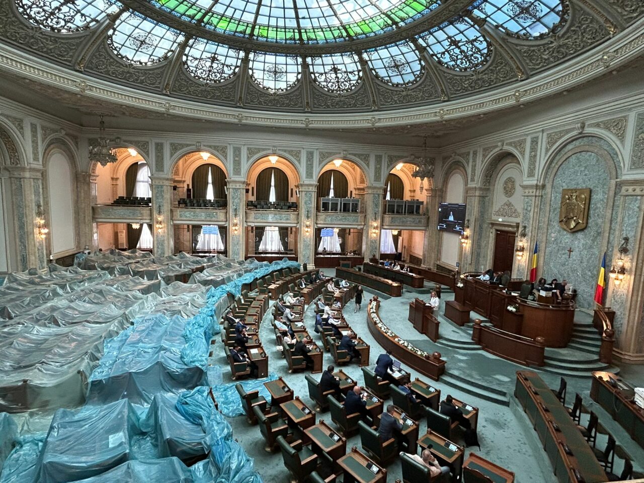 „Găleata de la Camera Deputaților” s-a transformat în celofanul de la Senat. Care este explicația pentru folia din plenul Senatului