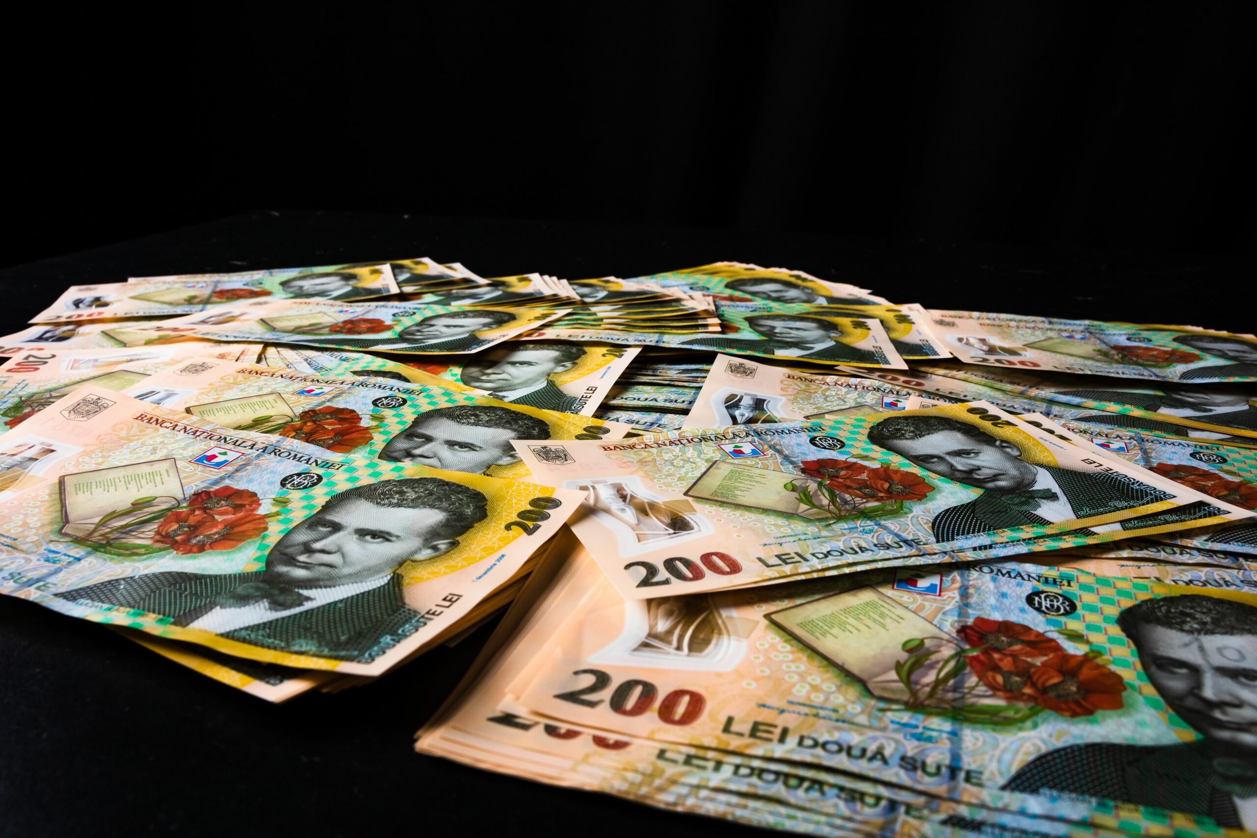 Discrepanțe salariale: Doi angajați contribuie cu 100.000 de lei