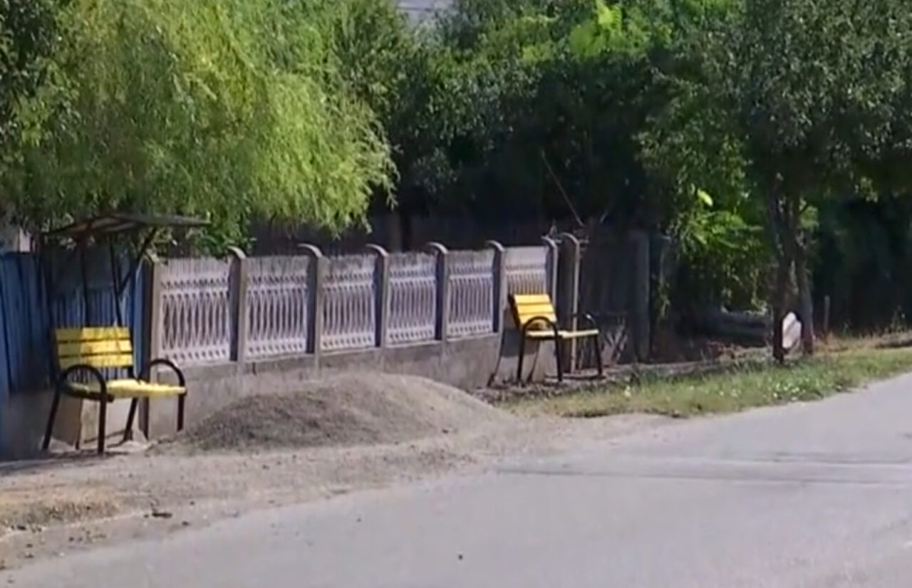 Comuna din Dolj în care primăria a investit 25.000 de euro în 100 de bănci din lemn, dar localnicii nu au canalizare și apă potabilă
