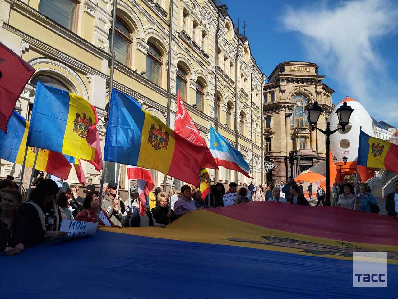 Moldavija se bori proti ruskemu vplivu s pomočjo EU in TikToka, medtem ko protestniki v Moskvi zahtevajo več volišč