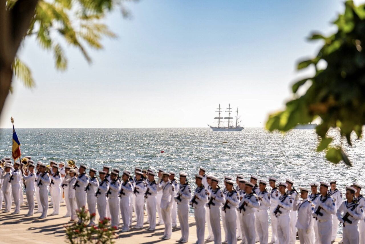 Ziua Marinei, paradă impresionantă pe mare: 3500 de militari și 28 de nave de luptă. Programul zilei