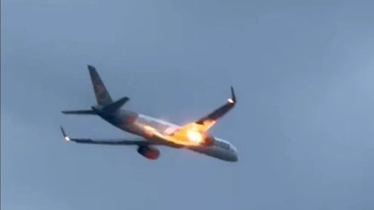 Momentul în care motorul unui avion Boeing ia FOC în timpul zborului: „Eram convinsă că s-a terminat”. Aeronava a aterizat de urgență
