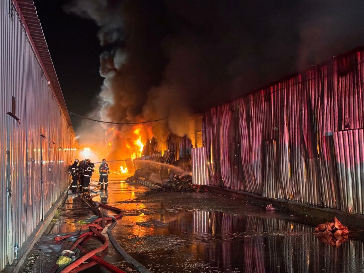 Incendiul izbucnit la Complexul Comercial Dragonul Roșu a fost LOCALIZAT. Pompierii au acționat cu aproape 30 de autospeciale de stingere