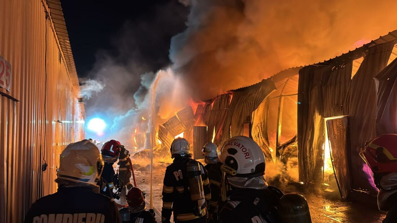 INCENDIU puternic la Complexul Comercial Dragonul Roșu. O hală de depozitare s-a prăbușit parțial, iar autoritățile au emis mesaj RO-ALERT