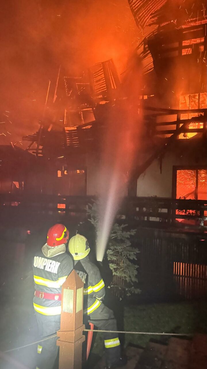 INCENDIU devastator la o pensiune din Gura Humorului, Suceava. O femeie de 72 de ani a murit