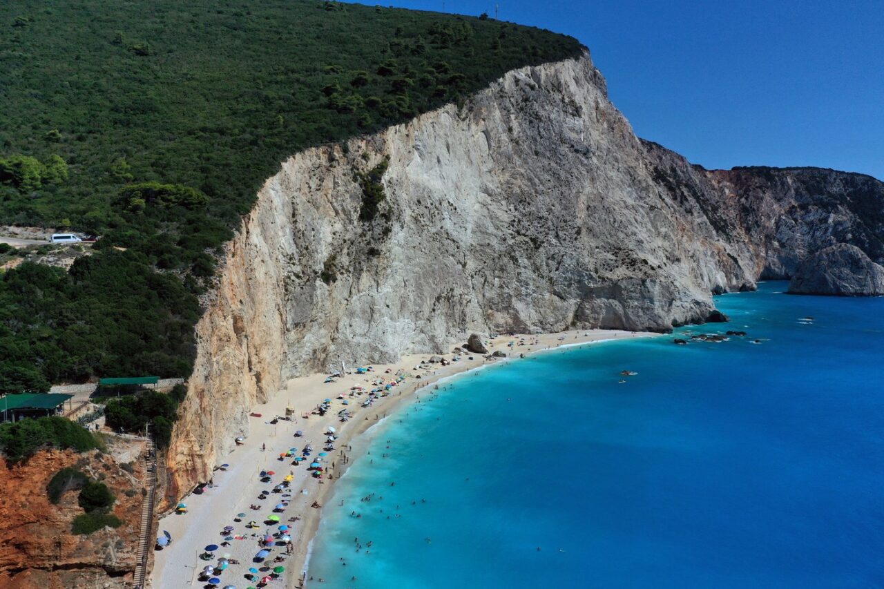 O vacanță în Lefkada s-a încheiat ca într-un „film prost” pentru un turist român: „Nevasta mă ÎNJURĂ de 4 ore”