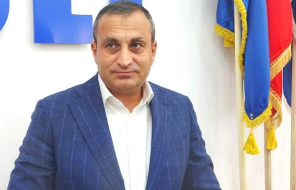Conflict aprins între liderii PSD și PNL în județul Olt, pe tema scandalului cu microbuze școlare: „Noi lucrăm, ei urlă”