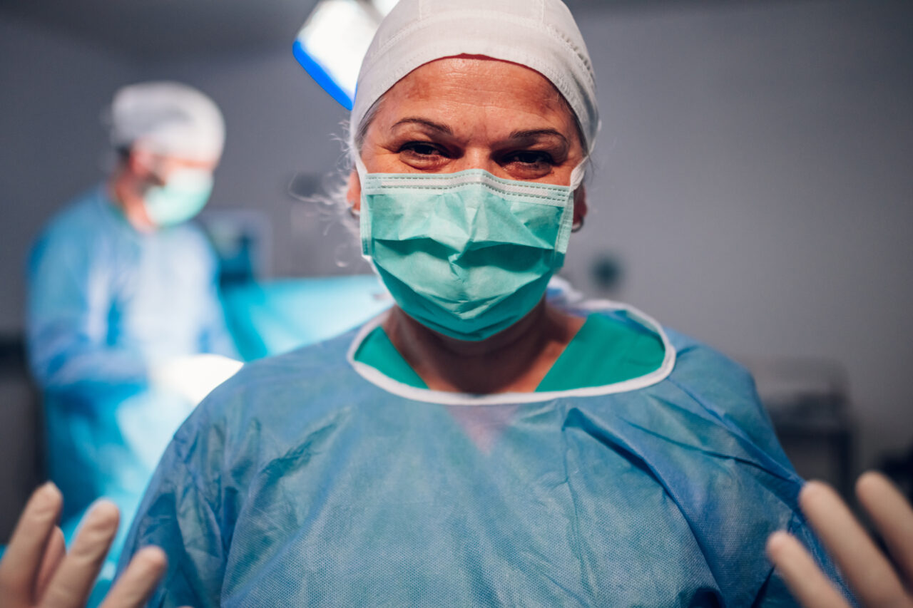 Mesajul unei asistente a devenit viral: „Dacă nu aţi tras niciodată fermoarul la saci de cadavre într-o tură, nu ar trebui să decideţi cât câştigă”