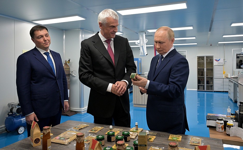 În drum spre summitul din Alaska, Vladimir Putin s-a oprit în Magadan pentru a vizita o FABRICĂ de ulei de pește