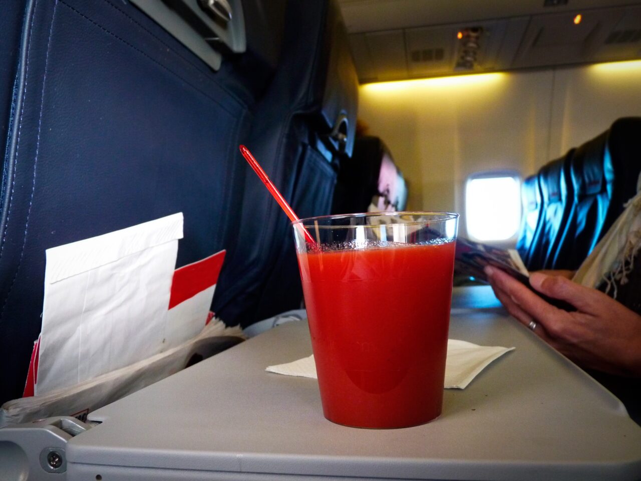 O însoțitoare de bord dezvăluie care este cea mai proastă băutură de comandat în timpul zborurilor