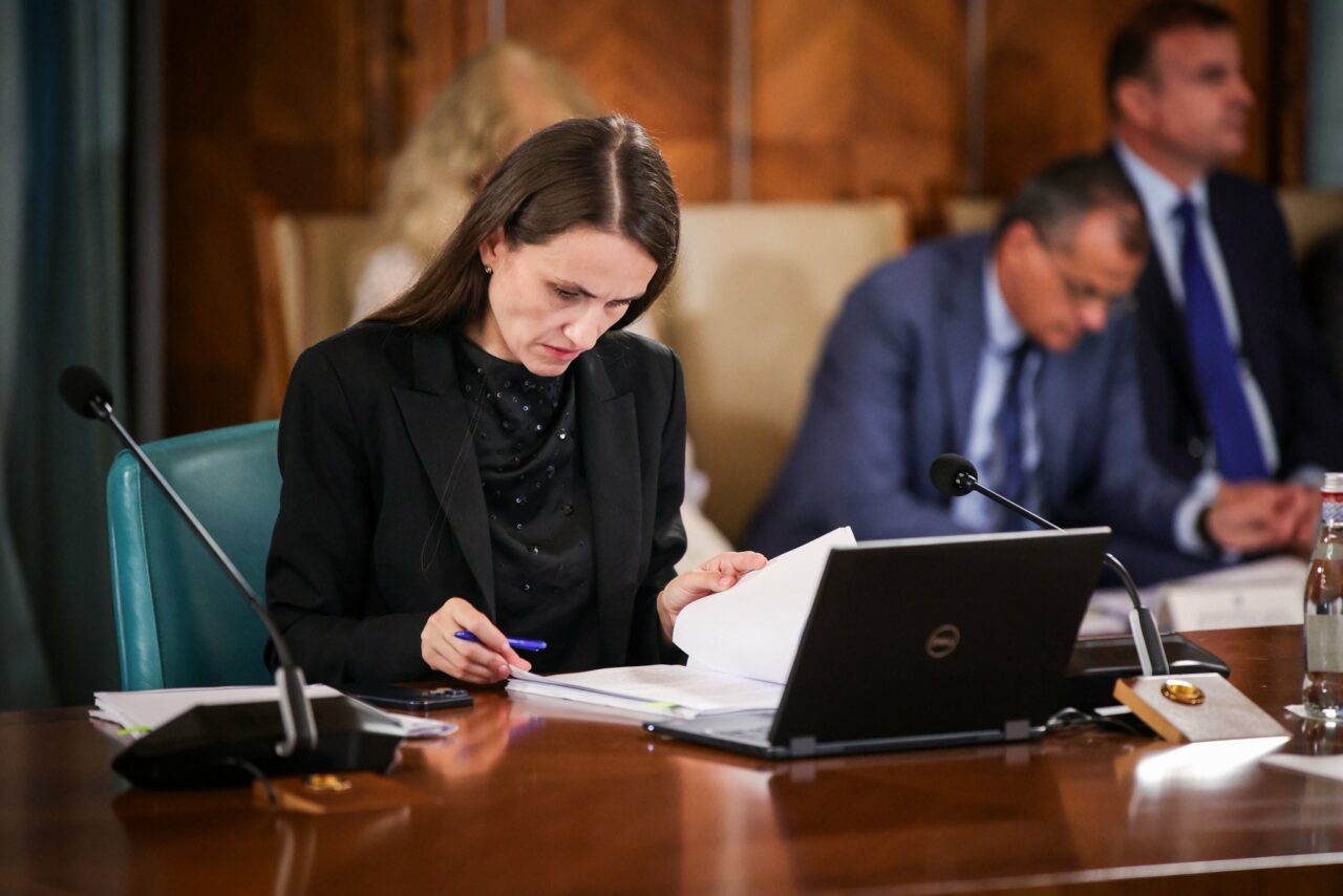 Senatul aprobă proiectul USR care interzice majorarea salariilor șefilor de companii cu datorii la stat. Camera Deputaților este for decizional