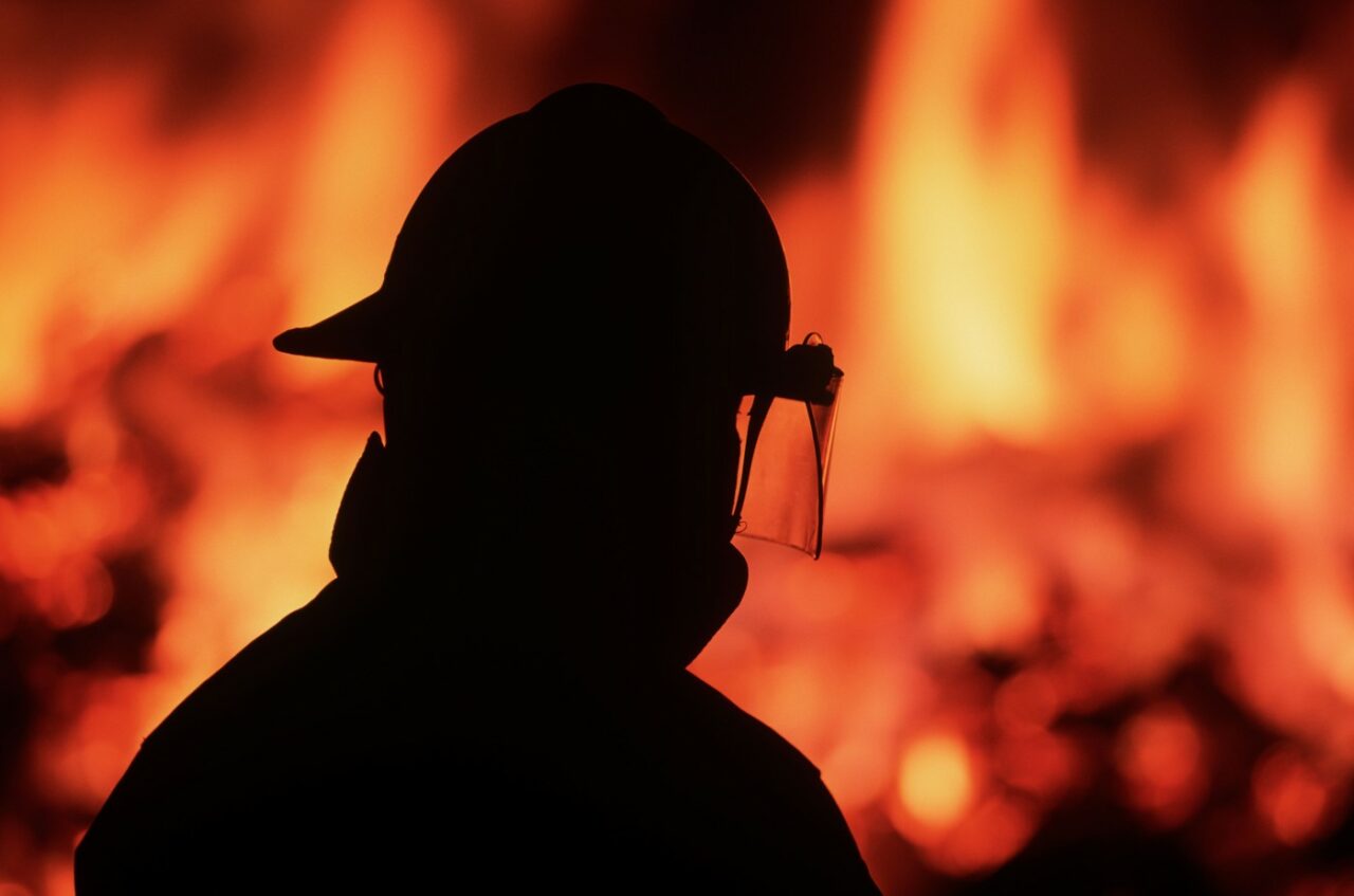 EXPLOZIE devastatoare într-o casă din Bacău. Patru răniți, printre care și un copil de 14 ani
